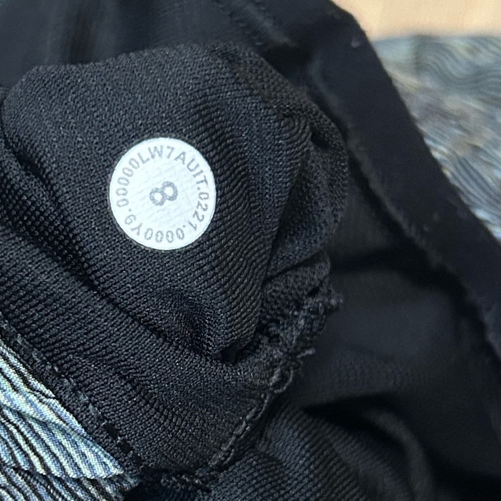Lululemon Hotty Hot Low Rise Short 4" size 8 - Picture 8 of 9